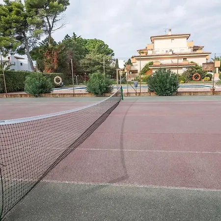 Stil Mar. For 5 People With Communal Pool L'Escala